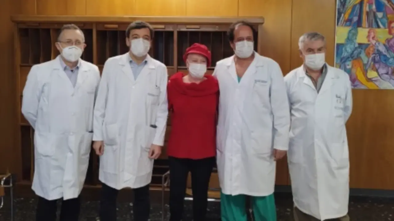  Elena junto a los doctores que la han operado 