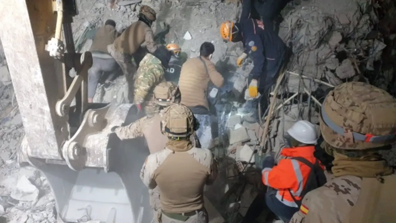  Infantes de Marina participan en el rescate de un ni&ntilde;o de 7 a&ntilde;os tras el terremoto en Turqu&iacute;a. - MINISTERIO DE DEFENSA 