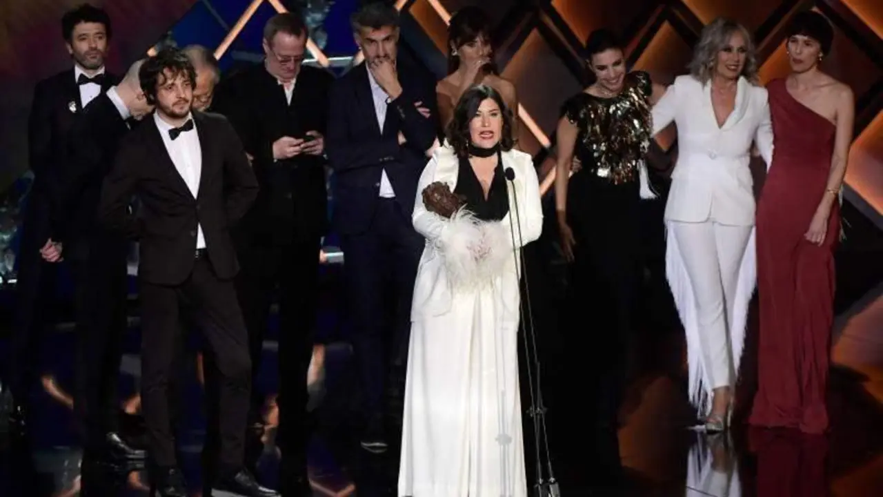  Elenco de 'As Bestas' recibiendo el Goya 