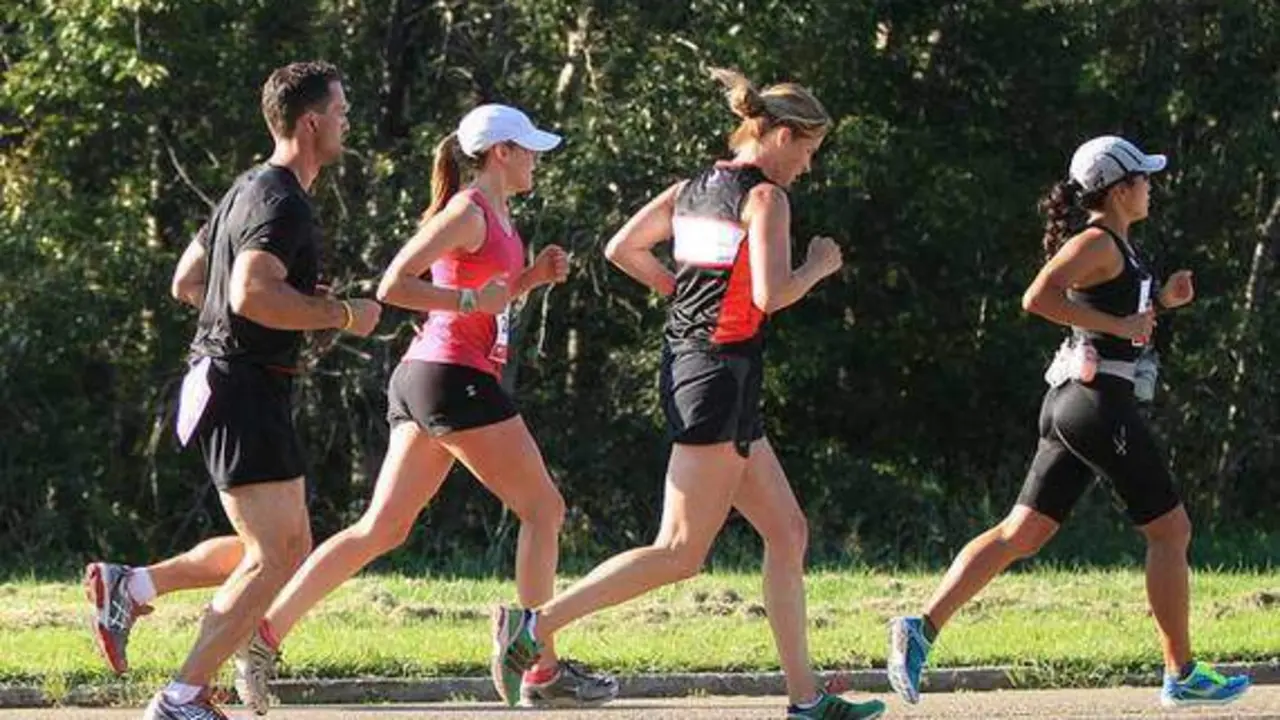  Personas haciendo ejercicios aer&oacute;bicos 