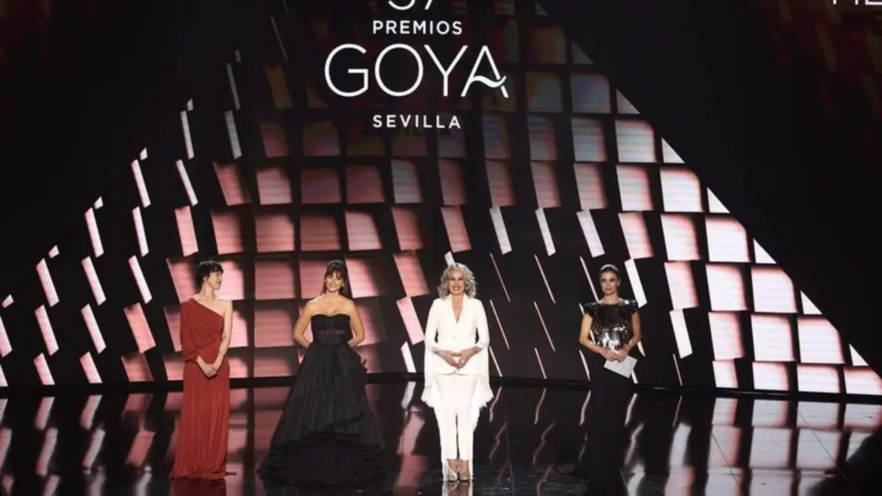  Las actrices de 'Belle &Eacute;poque', Pen&eacute;lope Cruz; Maribel Verd&uacute;; Miriam D&iacute;az-Aroca y Ariadna Gil, entregan el Goya a mejor pel&iacute;cula, en la 37 edici&oacute;n de los Premios Goya 