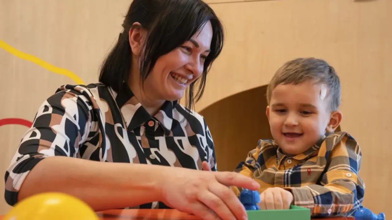  El peque&ntilde;o Makar jugando con su madre 
