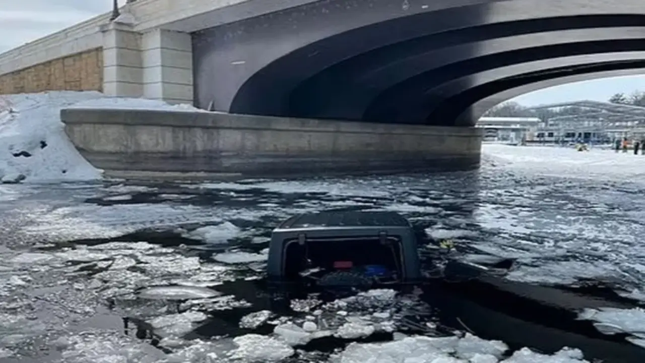 El Jeep dentro del lago helado de Iowa 