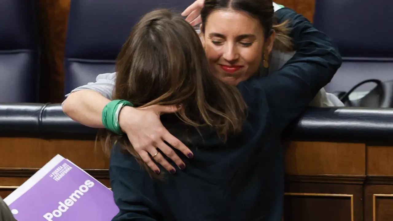  La diputada de Unidas Podemos Lucia Mu&ntilde;oz y la ministra de Igualdad, Irene Montero, durante la sesi&oacute;n plenaria en el Congreso. - Marta Fern&aacute;ndez Jara - Europa Press 