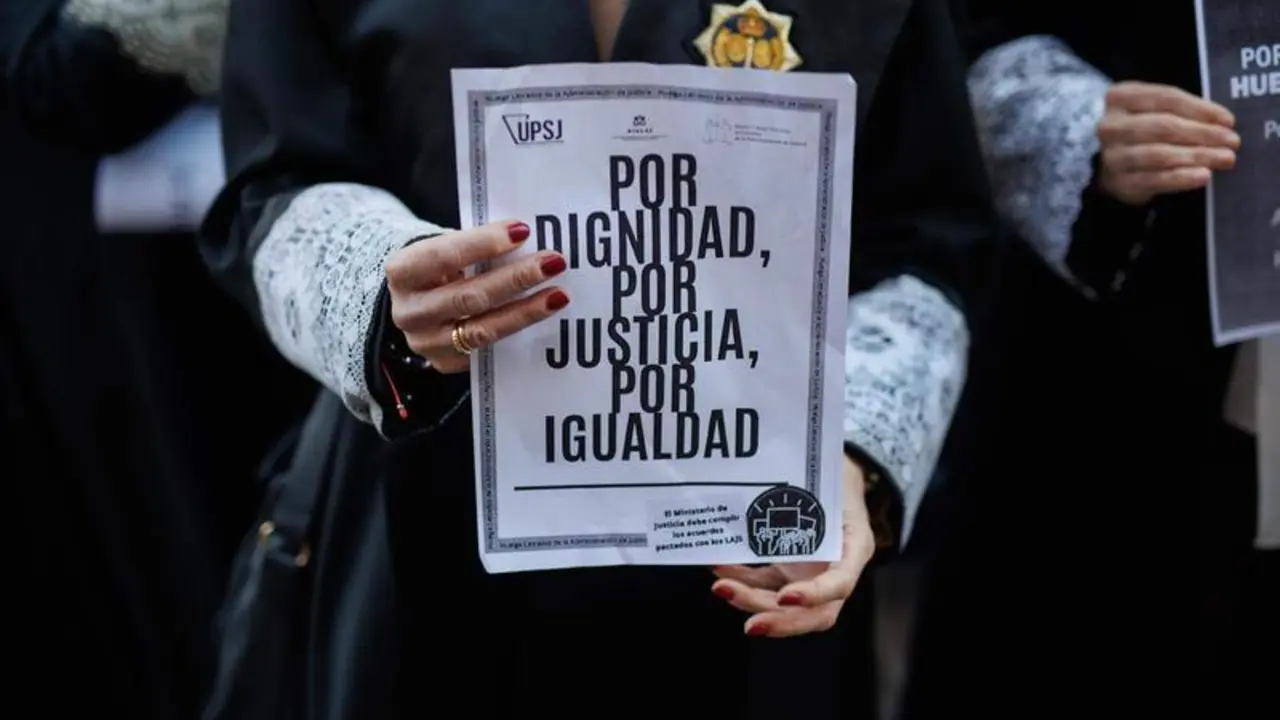  Una letrada de la Administraci&oacute;n de Justicia se manifiestan durante la reuni&oacute;n con el Ministerio de Justicia, en el Palacio de Sonora, a 16 de febrero de 2023, en Madrid (Espa&ntilde;a). - Alejandro Mart&iacute;nez V&eacute;lez - Europa Press 