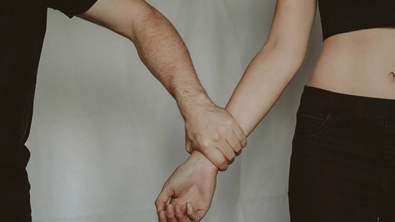  Gesto de posesi&oacute;n hacia una mujer. 