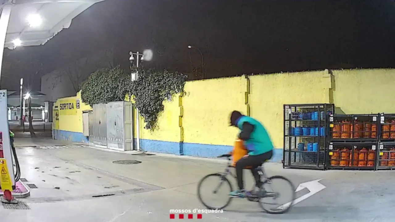  El ladr&oacute;n con una de las bombonas de butano en la bicicleta Mossos d'Esquadra 
