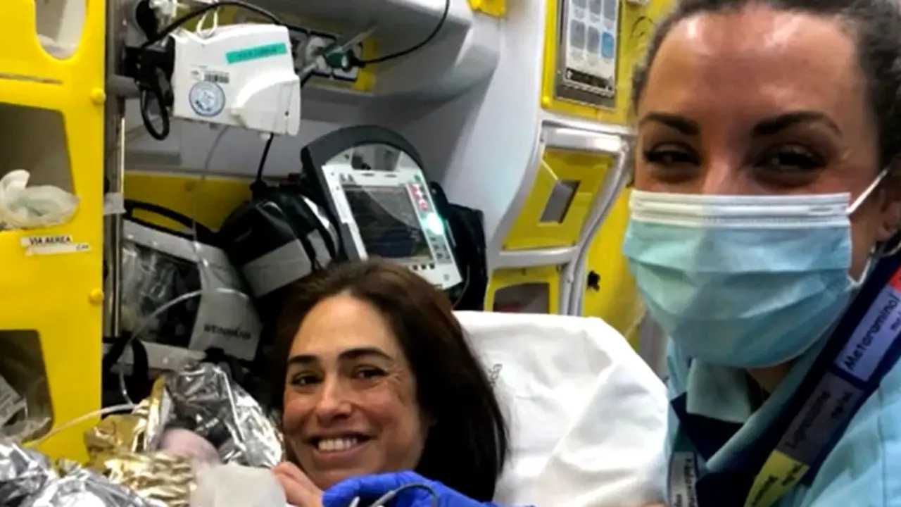  Una madre siendo atendida por sanitarios tras dar a luz en el cuarto de ba&ntilde;o de su casa 