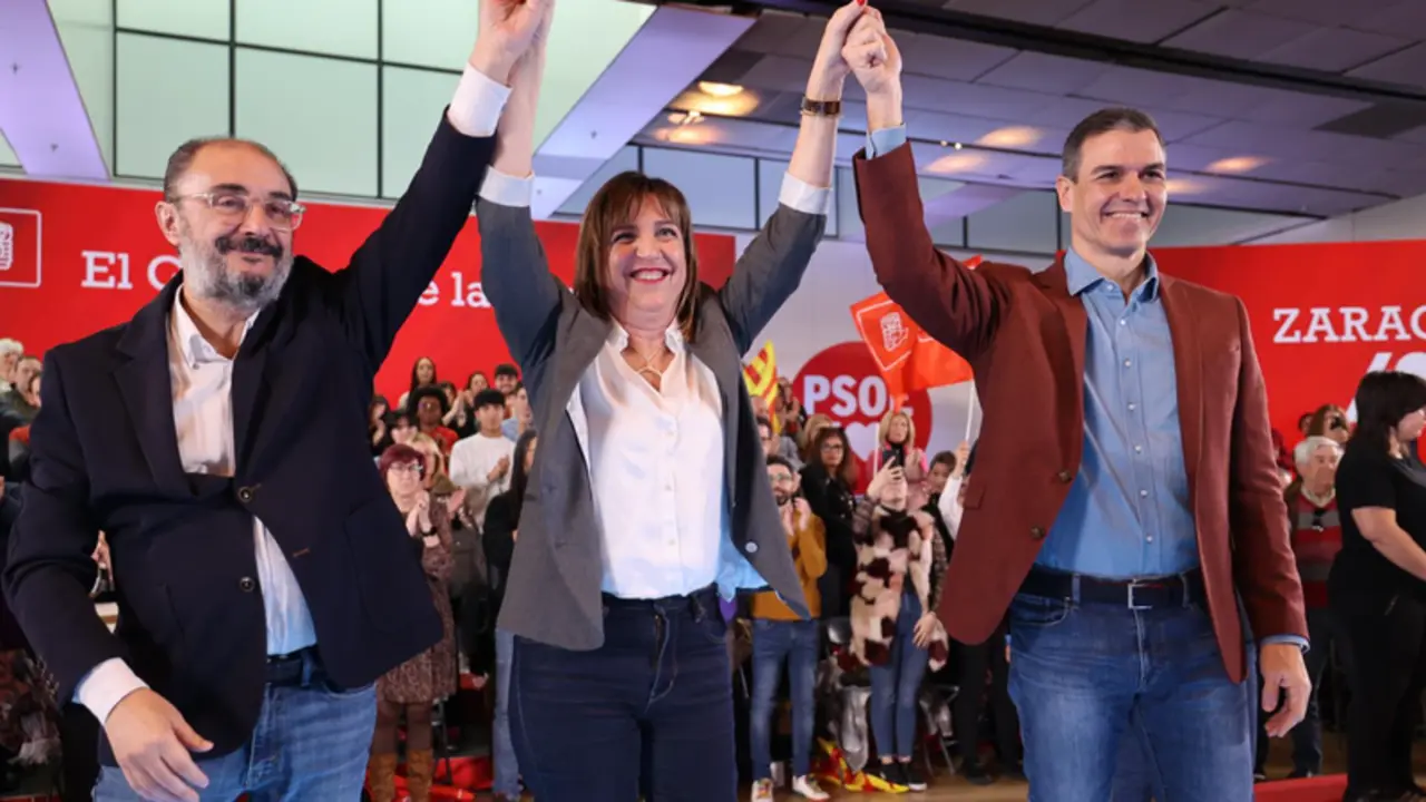  El presidente de Arag&oacute;n, Javier Lamb&aacute;n, la candidata del PSOE a la Alcald&iacute;a de Zaragoza, Lola Ranera, y el secretario general del PSOE y presidente del Gobierno, Pedro S&aacute;nchez, durante el acto de presentaci&oacute;n de Ranera como candidata en Zaragoza. - Fabi&aacute;n Sim&oacute;n - Europa Press 