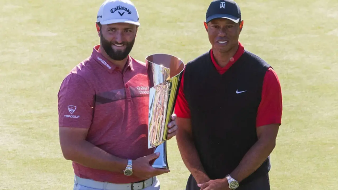  Jon Rahm posando con su trofeo junto a Tiger Woods 
