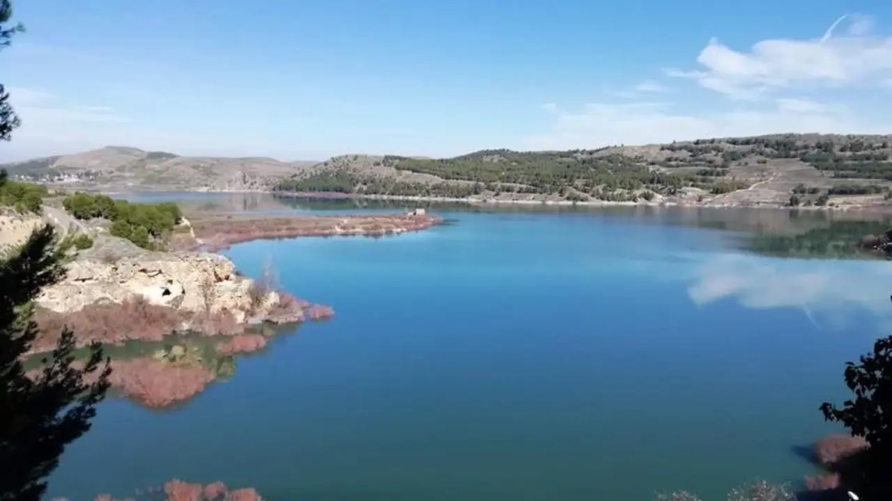  Uno de los pantanos de la Cuenca del Ebro 