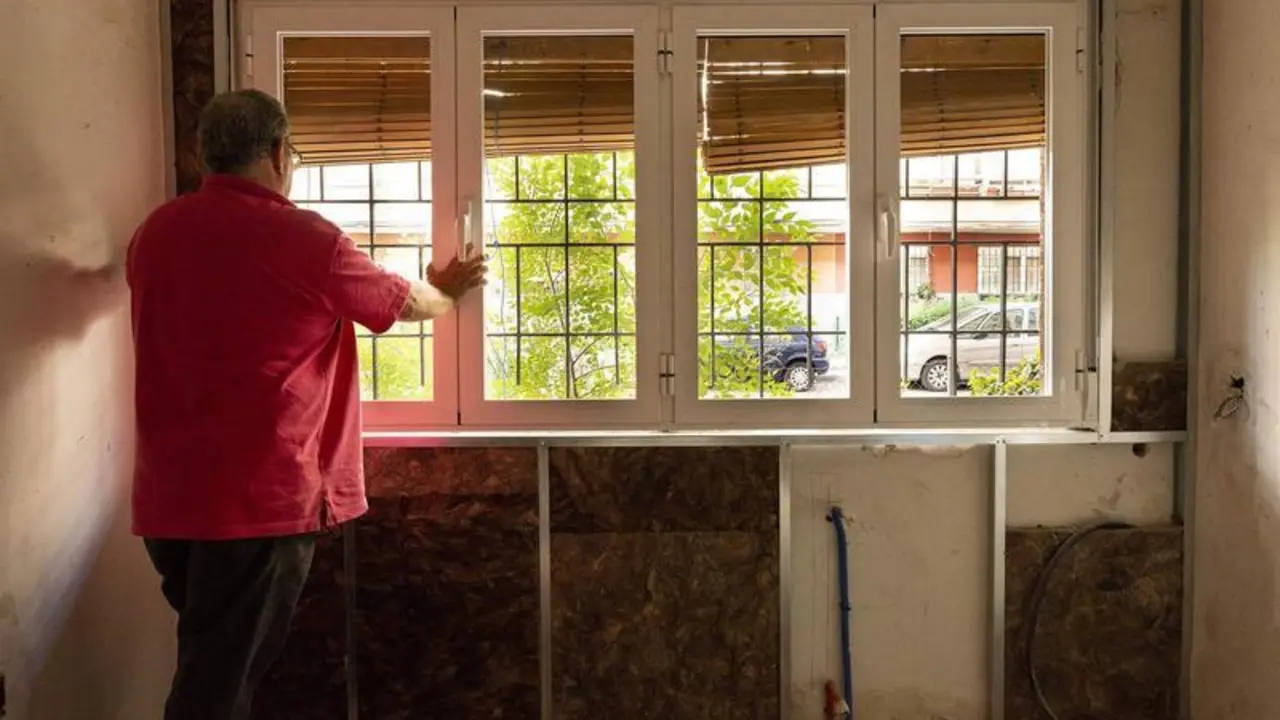 Archivo - Fotografia de una vivienda siendo rehabilitada para evitar la p&eacute;rdida de energ&iacute;a y hacer m&aacute;s eficiente el consumo, un factor clave para evitar la pobreza energ&eacute;tica seg&uacute;n la Fundaci&oacute;n Naturgy. - B.PELZER / JOE COOL - Archivo 