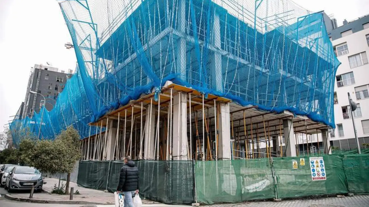  Vista general de una obra, en construcci&oacute;n, parada por falta de suministros como el hormig&oacute;n 