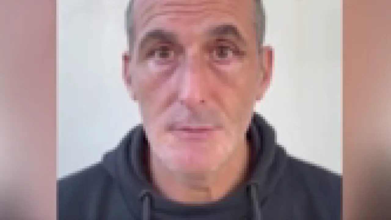  Ferr&aacute;n, el hombre que busca desesperado a su hermano gemelo a trav&eacute;s de las redes sociales - Foto de un v&iacute;deo de Telecinco 