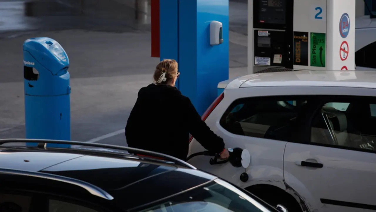  Archivo - Una mujer reposta combustible en una gasolinera, a 2 de diciembre de 2022, en Madrid (Espa&ntilde;a). - Alejandro Mart&iacute;nez V&eacute;lez - Europa Press - Archivo 