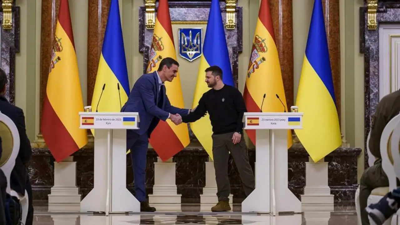  El presidente del Gobierno de Espa&ntilde;a, Pedro S&aacute;nchez (i), y el presidente de Ucrania, Volodimir Zelenski (d), 