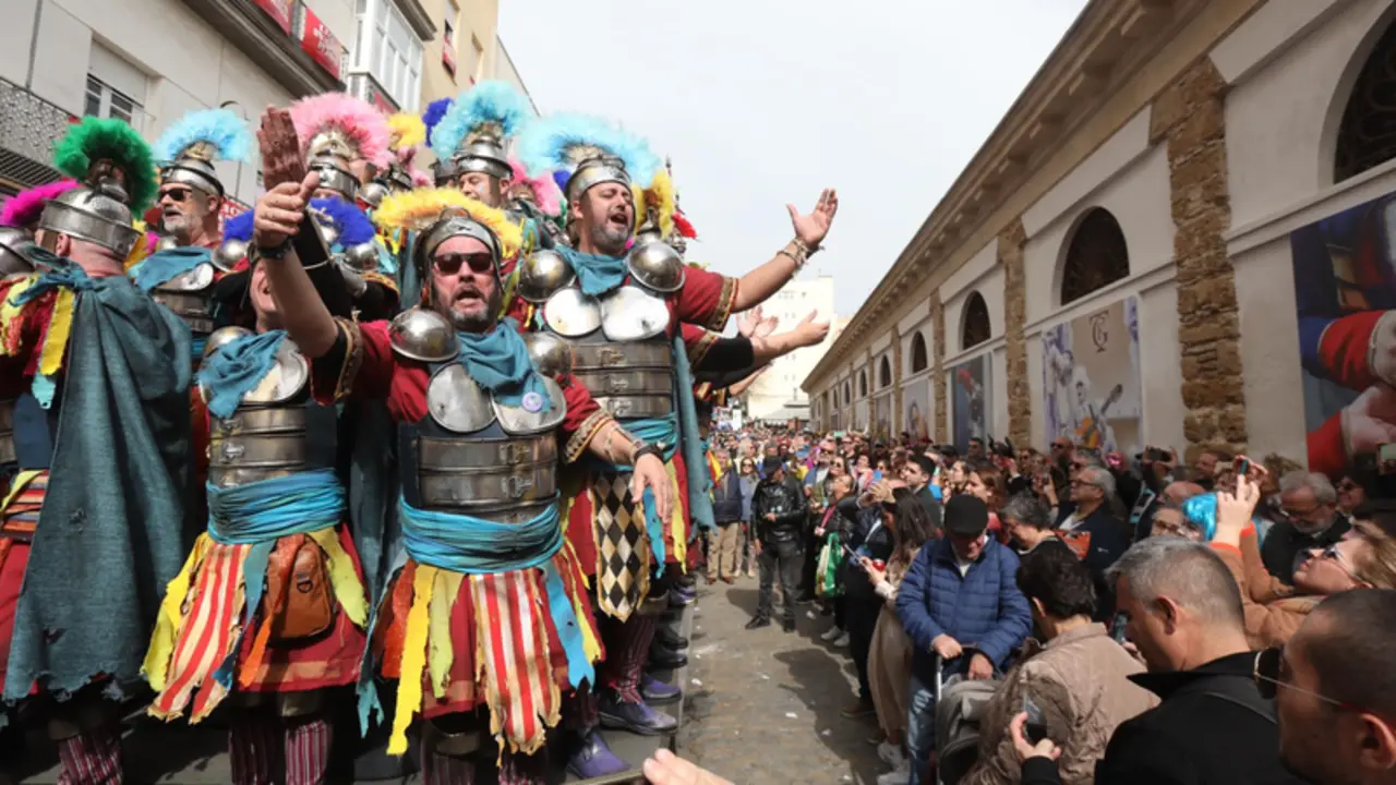  El coro de los ni&ntilde;os 'Aqu&iacute; no se rinde nadie' durante el carrusel de coros en el Mercado de Abastos de C&aacute;diz. - Nacho Frade - Europa Press 
