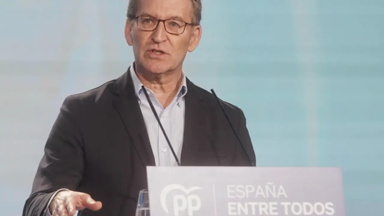  Archivo - El presidente del Partido Popular, Alberto N&uacute;&ntilde;ez Feij&oacute;o, interviene durante el acto de presentaci&oacute;n de los candidatos a los municipios de m&aacute;s de 20.000 habitantes de Andaluc&iacute;a en el Hotel Barcel&oacute; Renacimiento, a 12 de febrero de 2023 en Sevilla - Eduardo Briones - Europa Press - Archivo 