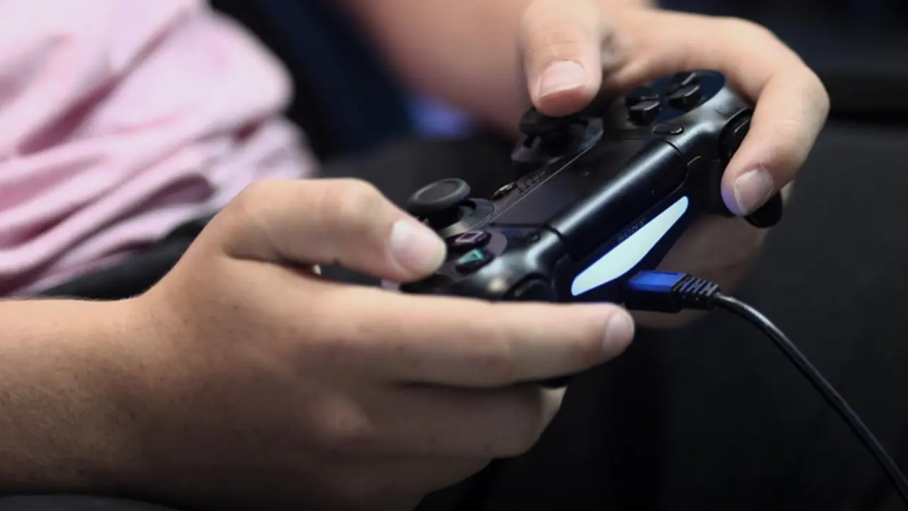  Archivo - Un joven con un mando de consola - Eduardo Parra - Europa Press - Archivo 