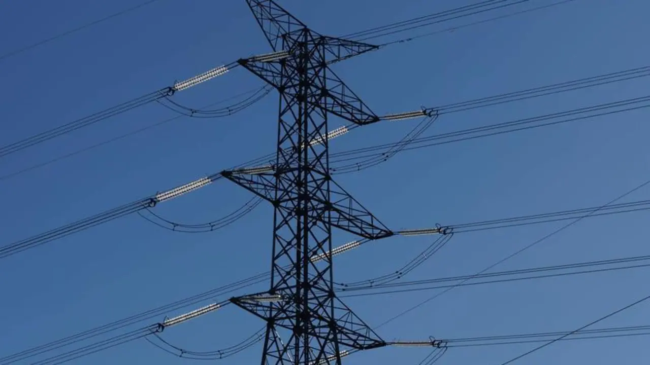  Vista de una torre de alta tensi&oacute;n 