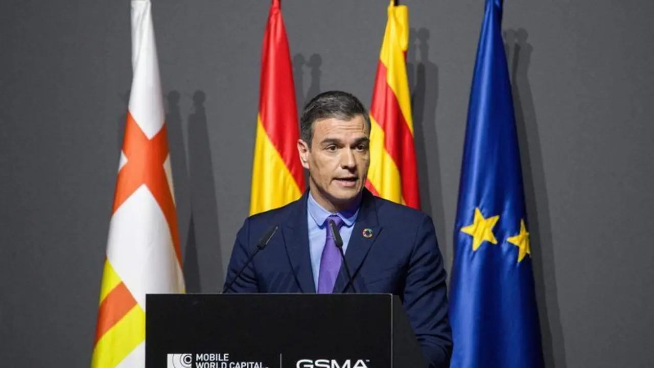 El presidente del Gobierno, Pedro S&aacute;nchez, interviene durante la cena oficial del MWC Barcelona 2023 