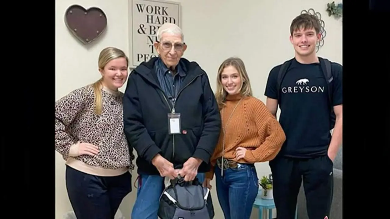  Estudiantes junto al se&ntilde;or James 