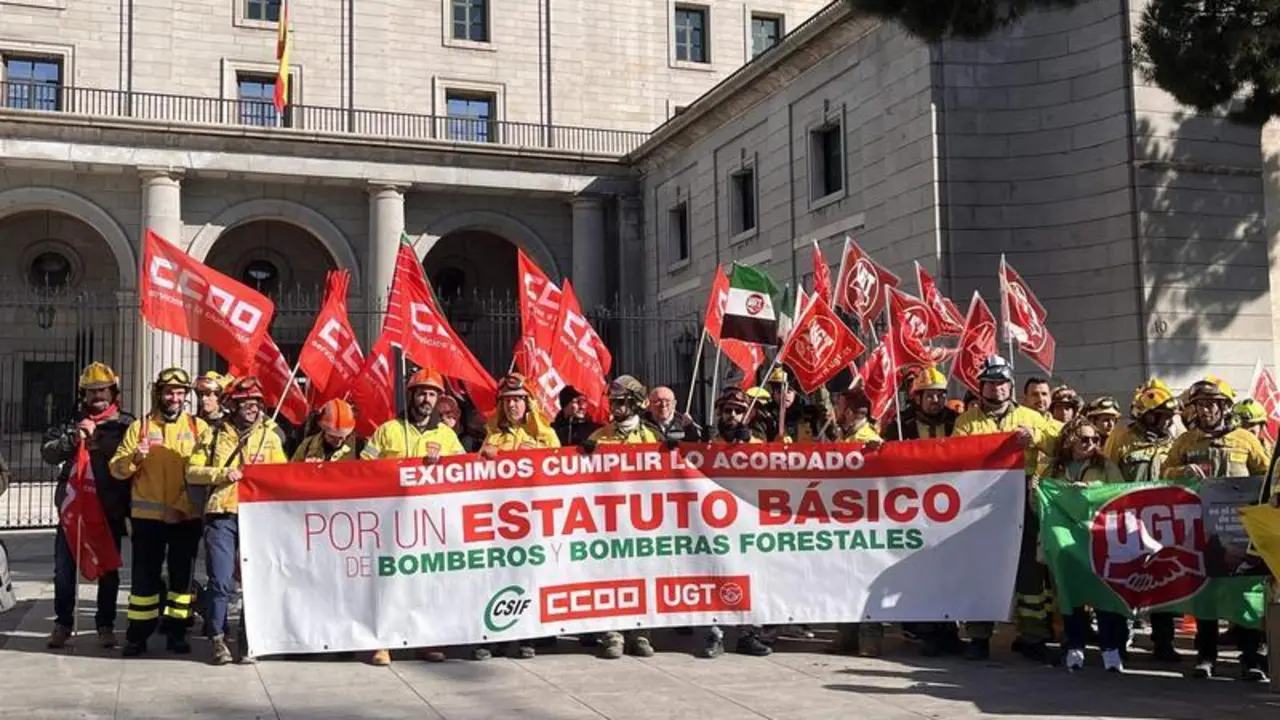  Parte de los bomberos forestales que, en la ma&ntilde;ana del 28 de febrero, se han concentrado delante del MITECO 