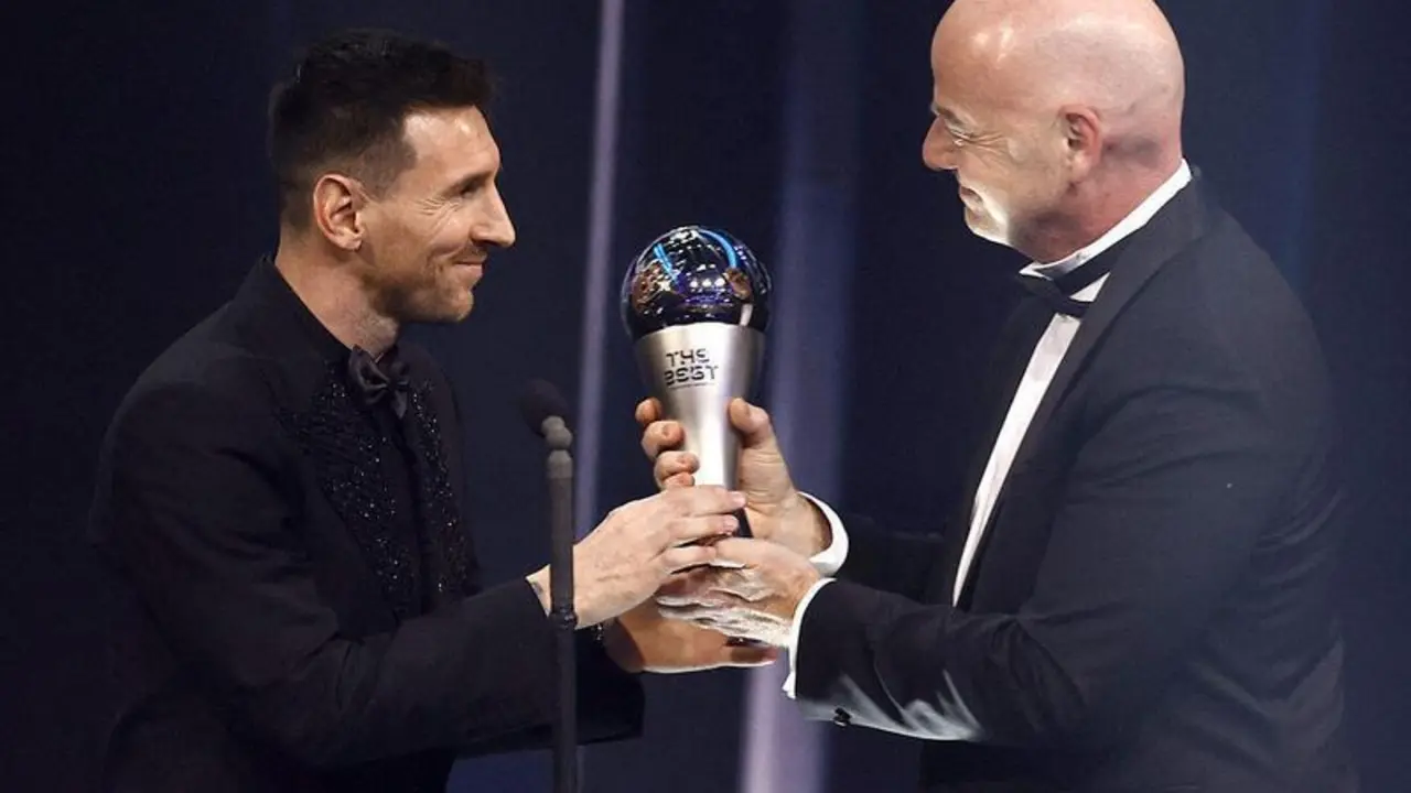  Leo Messi recibiendo el premio 'The Best' a Mejor Jugador 