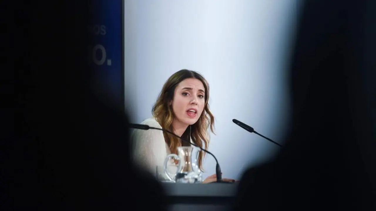  La ministra de Igualdad, Irene Montero, interviene durante una rueda de prensa posterior al Consejo de Ministros, en el Palacio de La Moncloa 