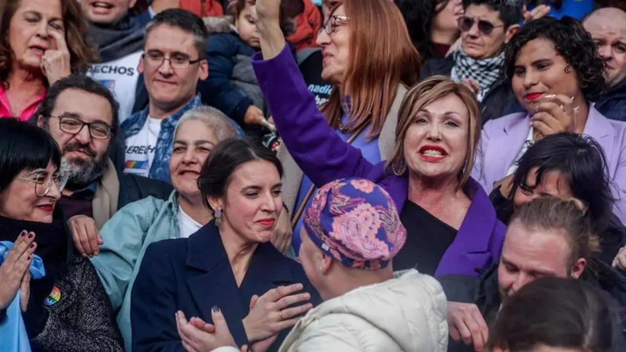  La ministra de Igualdad, Irene Montero, celebra con la presidenta de la Federaci&oacute;n de la Plataforma Trans, Mar Cambroll&eacute; 