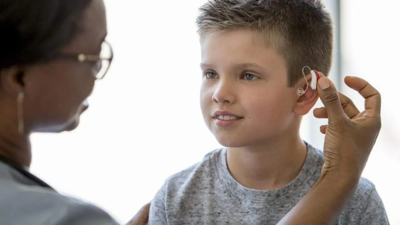  Ni&ntilde;o con problemas auditivos 