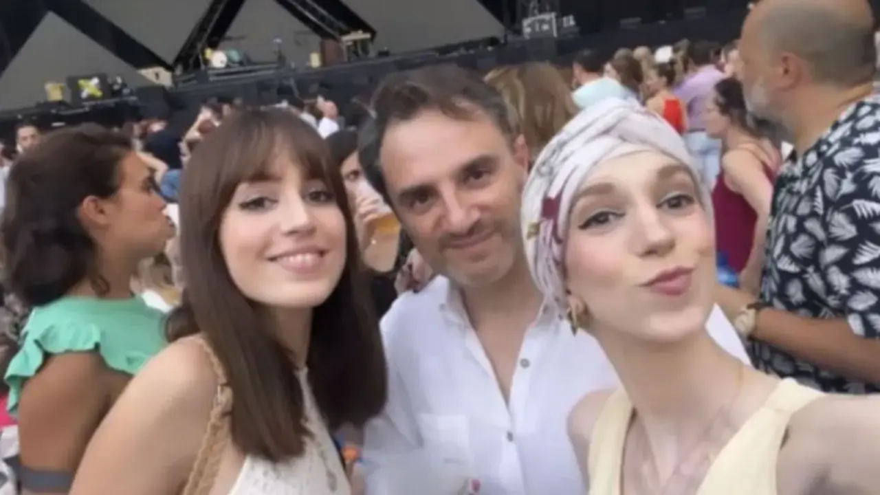  La hermana y padre de Elena Huelva, junto a la influencer 