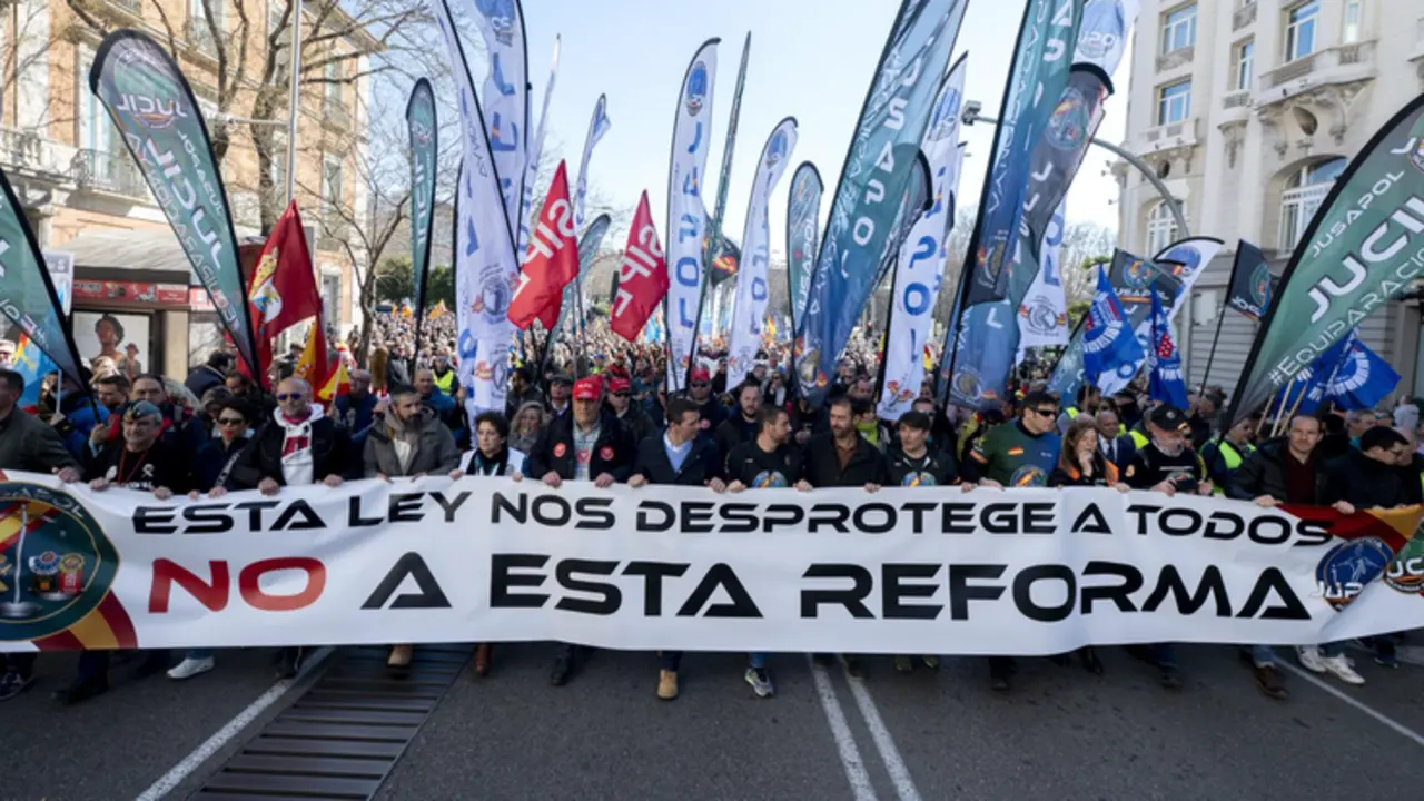  Polic&iacute;as y guardias civiles de Jusapol marchan hacia el Congreso de los diputados durante una manifestaci&oacute;n contra la reforma de la 'ley mordaza', a 4 de marzo de 2023, en Madrid (Espa&ntilde;a). - Alberto Ortega - Europa Press 