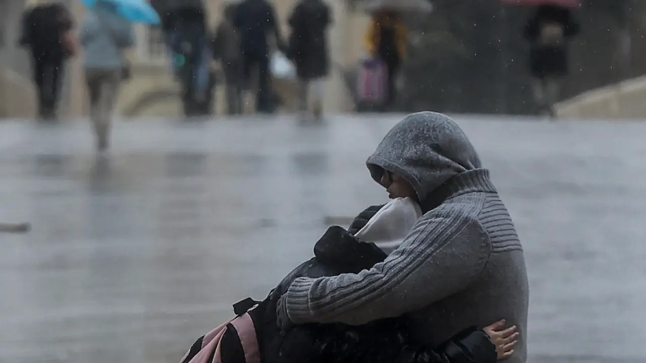  Una pareja se abraza mientras llueve, a 6 de febrero de 2023, en Valencia, Comunidad Valenciana (Espa&ntilde;a). - Rober Solsona - Europa Press 
