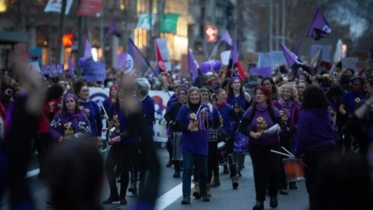  Un grupo de personas toca en una manifestaci&oacute;n por el 8M 
