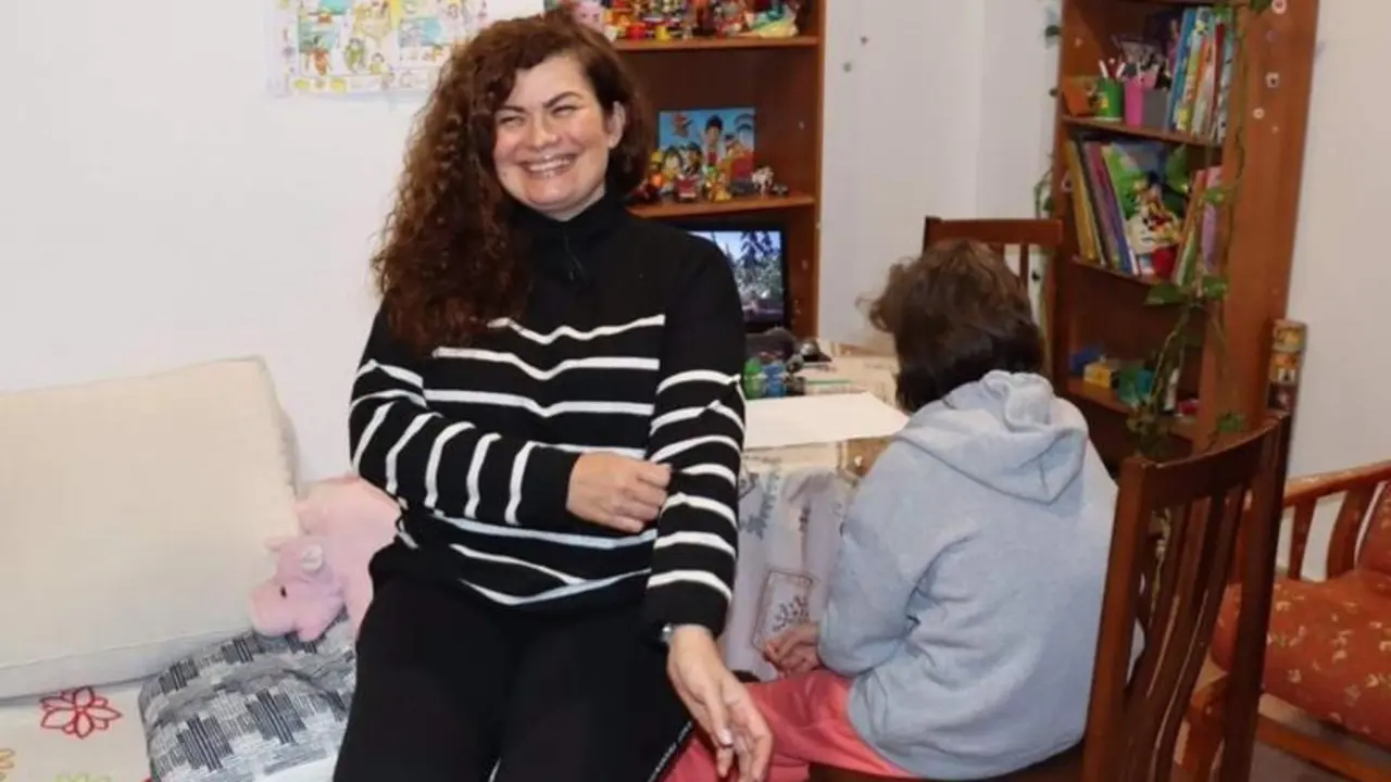  Olesya Savelieva y su hija Lisa, procedentes de Ucrania. Viven ahora en Alicante, gracias a C&aacute;ritas Orihuela 