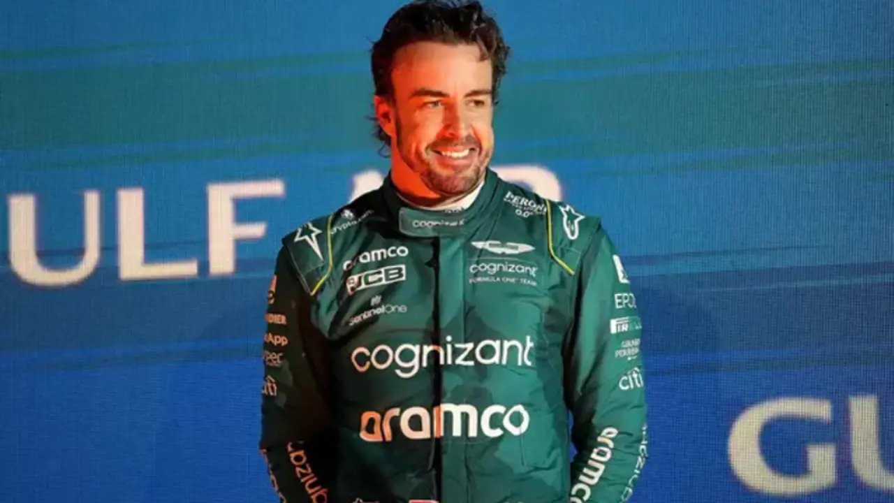  Fernando Alonso con el mono de Aston Martin celebrando el podio 