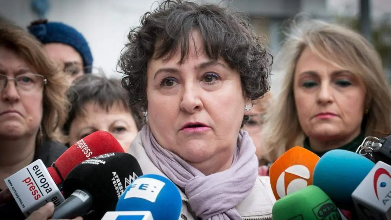  Mar&iacute;a Salmer&oacute;n atiende a los medios a la puerta de los juzgados en Sevilla 