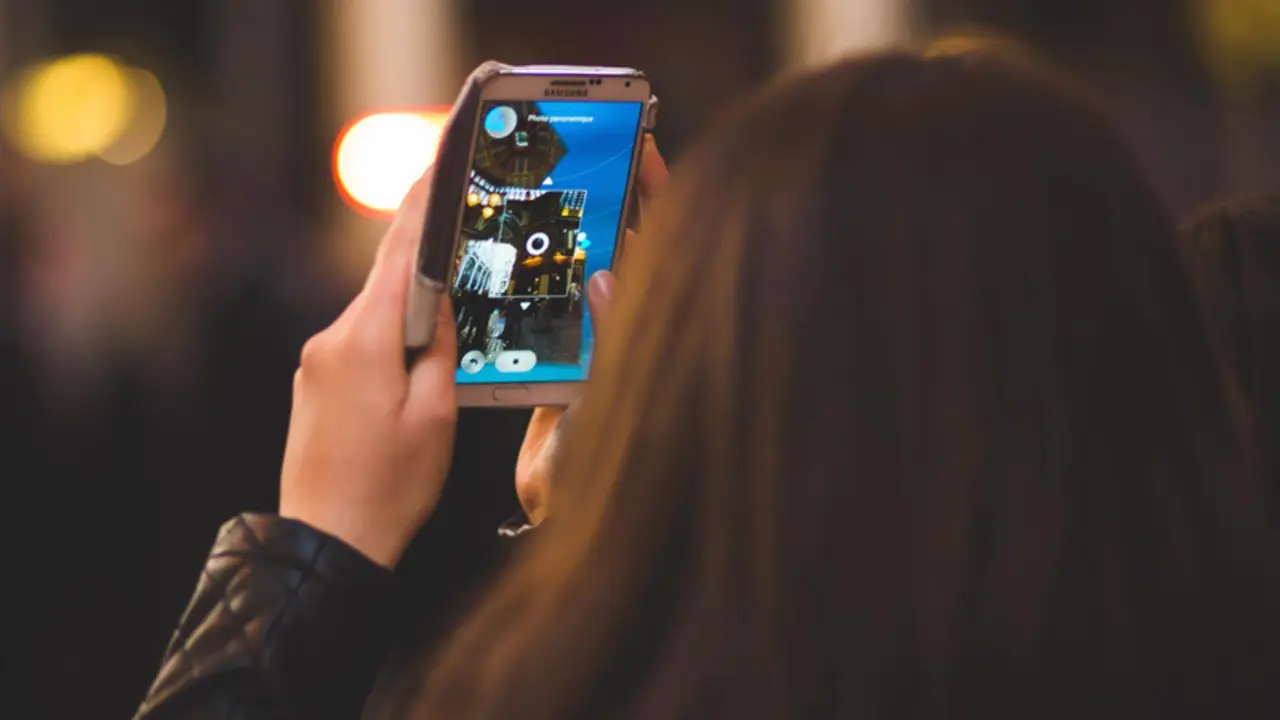  Archivo - Una chica mira la pantalla de su tel&eacute;fono m&oacute;vil. - AYUNTAMIENTO DE ARROYO DE LA LUZ - Archivo 