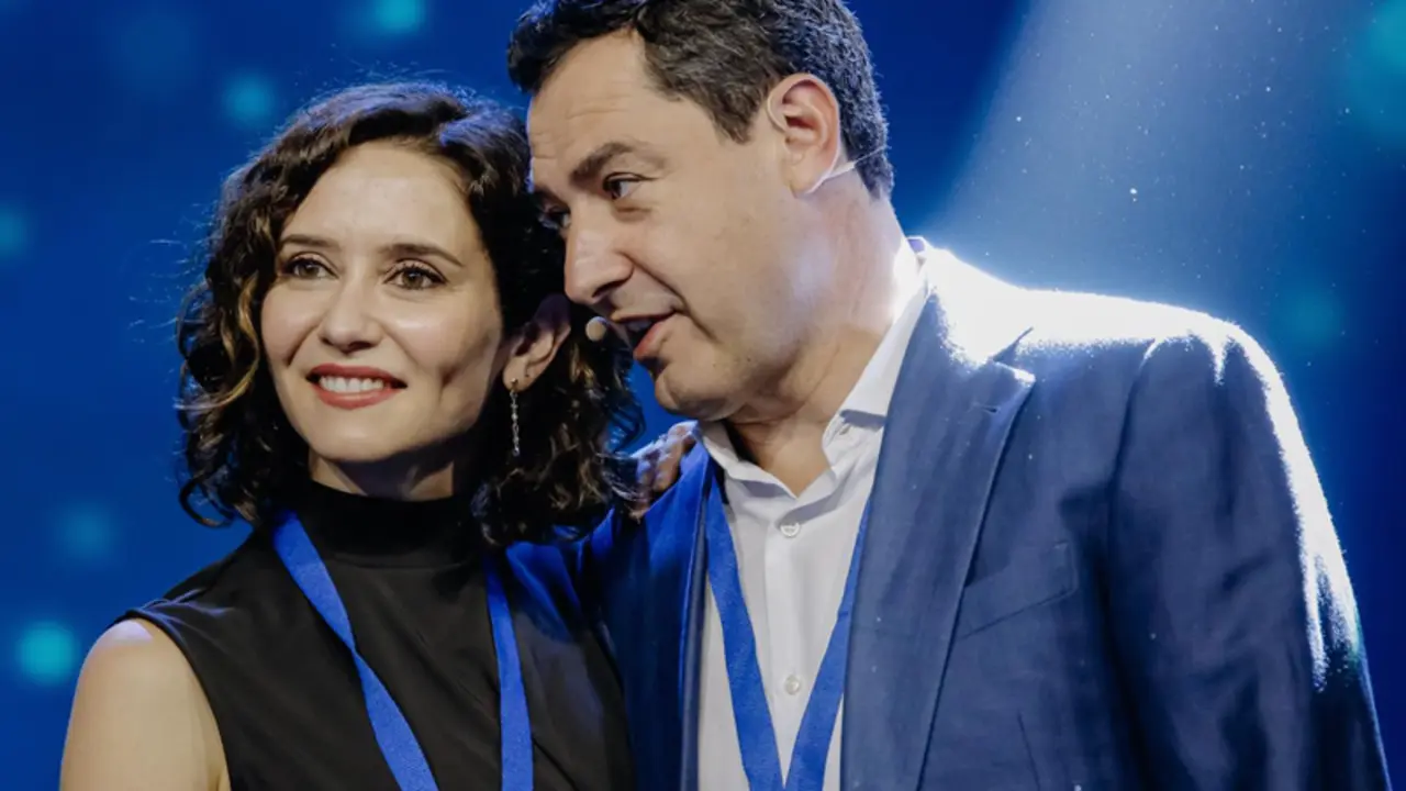  Archivo - La presidenta de la Comunidad de Madrid; Isabel D&iacute;az Ayuso, y el presidente de la Junta y candidato del PP de Andaluc&iacute;a a la reelecci&oacute;n, Juanma Moreno, durante la primera jornada del XVII Congreso del Partido Popular de Madrid (Foto de archivo). - Carlos Luj&aacute;n - Europa Press - Archivo 