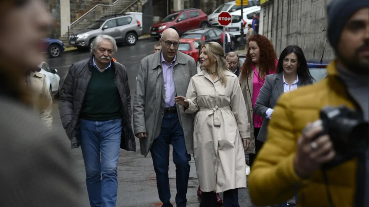  La vicepresidenta del Gobierno y ministra de Trabajo, Yolanda D&iacute;az (3i), junto con el alcalde de Barbad&aacute;s, Xos&eacute; Carlos Valc&aacute;rcel (2i), la teniente alcaldesa, Victoria Morenza (2d), y la concejala de Igualdad, Elisabet Gonz&aacute;lez (d), llegan a la conferencia - Rosa Veiga - Europa Press 