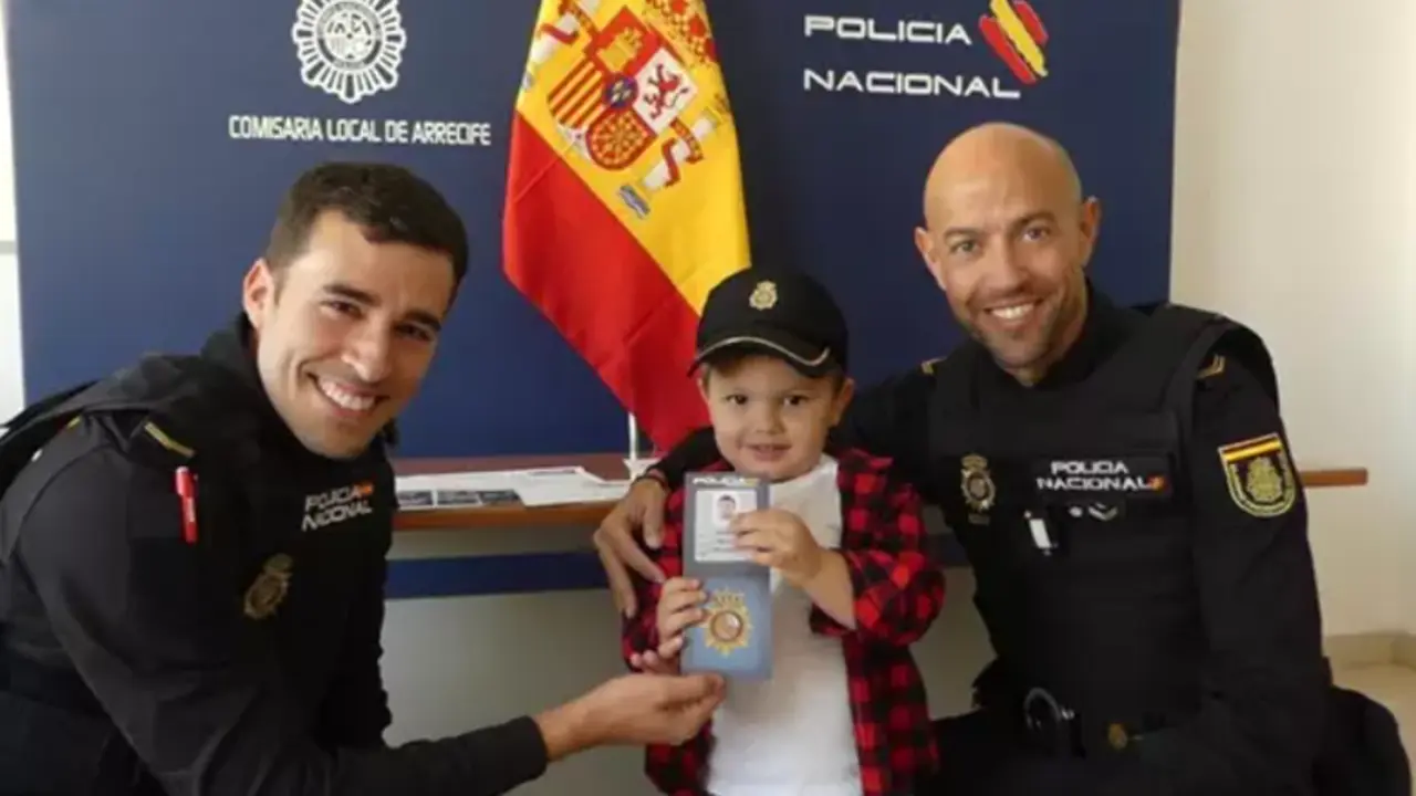  Los dos agentes de la Polic&iacute;a Nacional que le salvaron la vida al peque&ntilde;o de 3 a&ntilde;os, quien les visit&oacute; junto a su familia en la Comisar&iacute;a de Arrecife, Lanzarote, una vez recuperado 