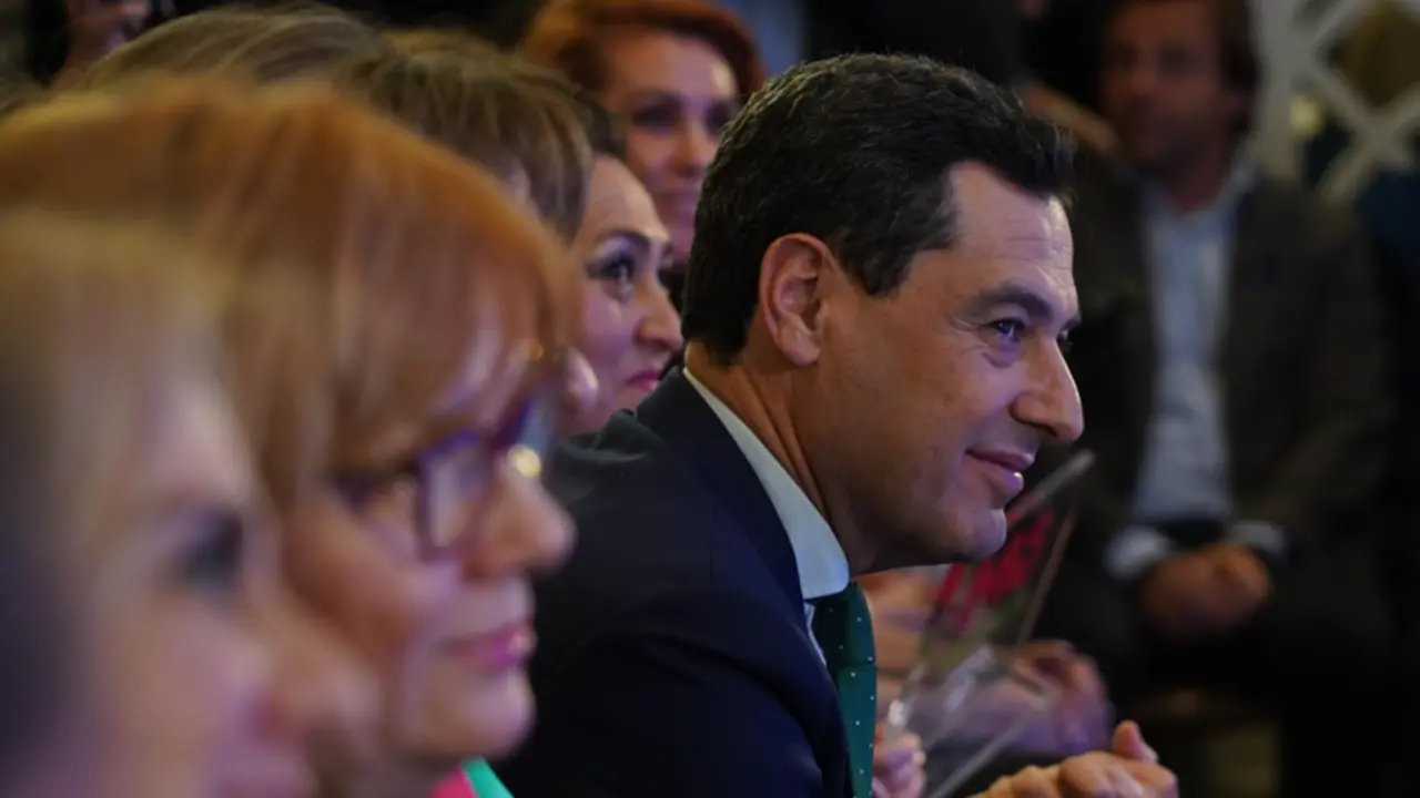  El presidente de la Junta de Andaluc&iacute;a y el PP-A, Juanma Moreno, este martes en el acto de su parrtido 'Andaluc&iacute;a lidera en femenino', en la v&iacute;spera del 8M, D&iacute;a de la Mujer. - Eduardo Briones - Europa Press 