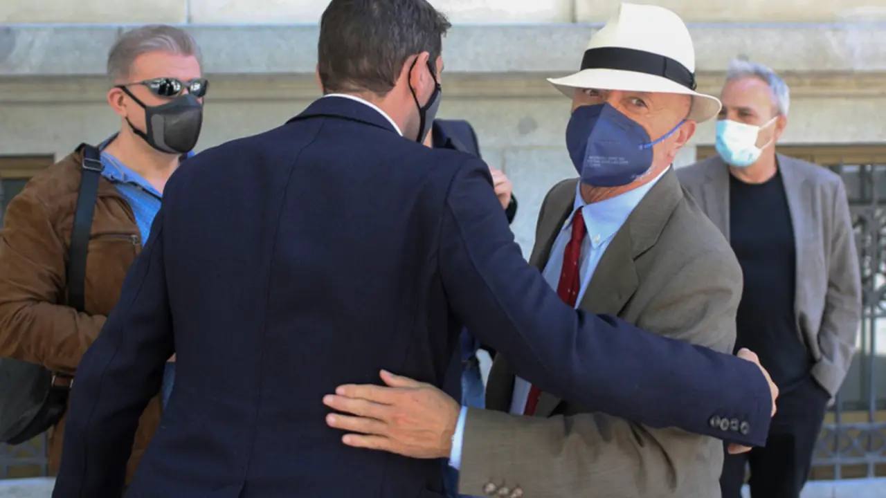  Archivo - El escritor Arturo P&eacute;rez-Reverte en las inmediaciones de la sede de la Real Academia Espa&ntilde;ola (RAE) - C&eacute;zaro De Luca - Europa Press - Archivo 