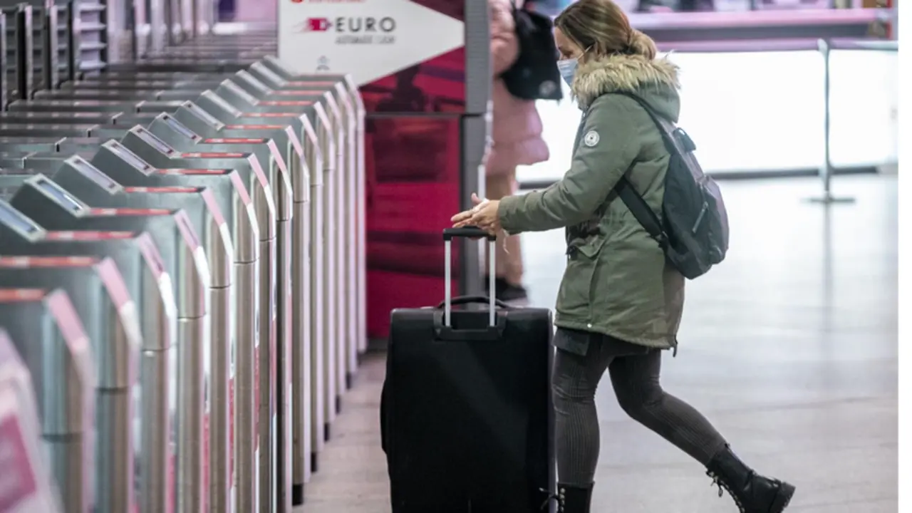  Archivo - Una mujer con maleta. - A. P&eacute;rez Meca - Europa Press - Archivo 