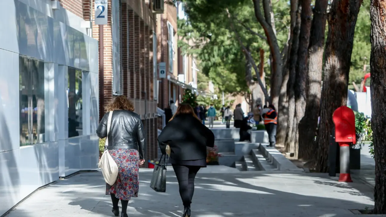 Varios mujeres caminan en Pozuelo de Alarc&oacute;n, Madrid (Espa&ntilde;a). - Ricardo Rubio - Europa Press - Archivo 