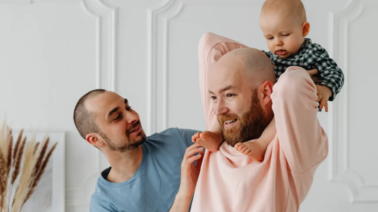  Una pareja con un beb&eacute; - Pexels 