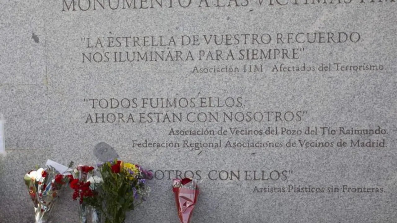  Ramos de flores en el monumento a las v&iacute;ctimas del 11-M 