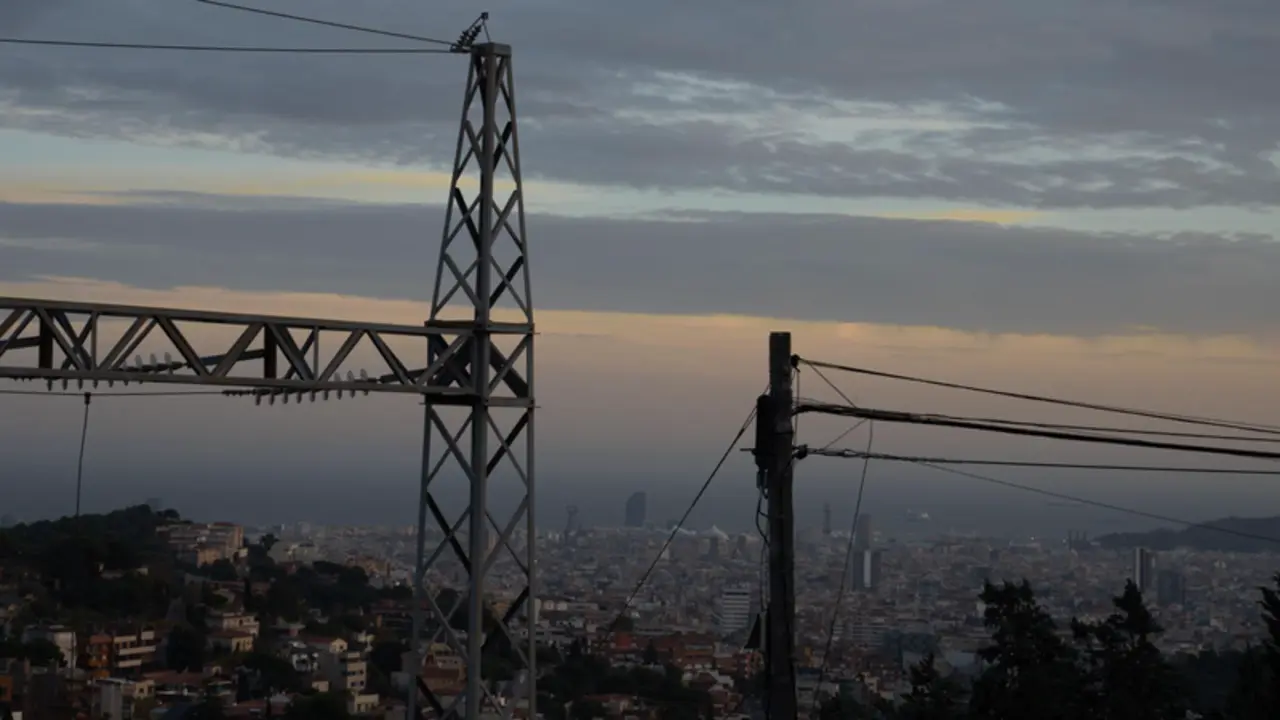  Archivo - Tendido el&eacute;ctrico, a 31 de diciembre de 2022, en Barcelona, Catalu&ntilde;a (Espa&ntilde;a). - David Zorrakino - Europa Press - Archivo 