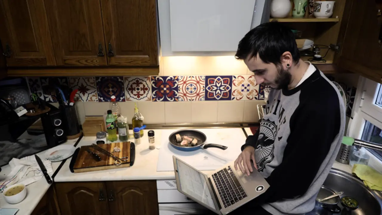  Una persona teletrabaja en la cocina de su domicilio. - Eduardo Parra - Europa Press - Archivo 